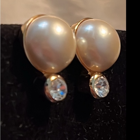 Gorgeous Christian Dior Holiday Wedding Pearls Rhinestone Gold Clip-On Earrings - Picture 2 of 7